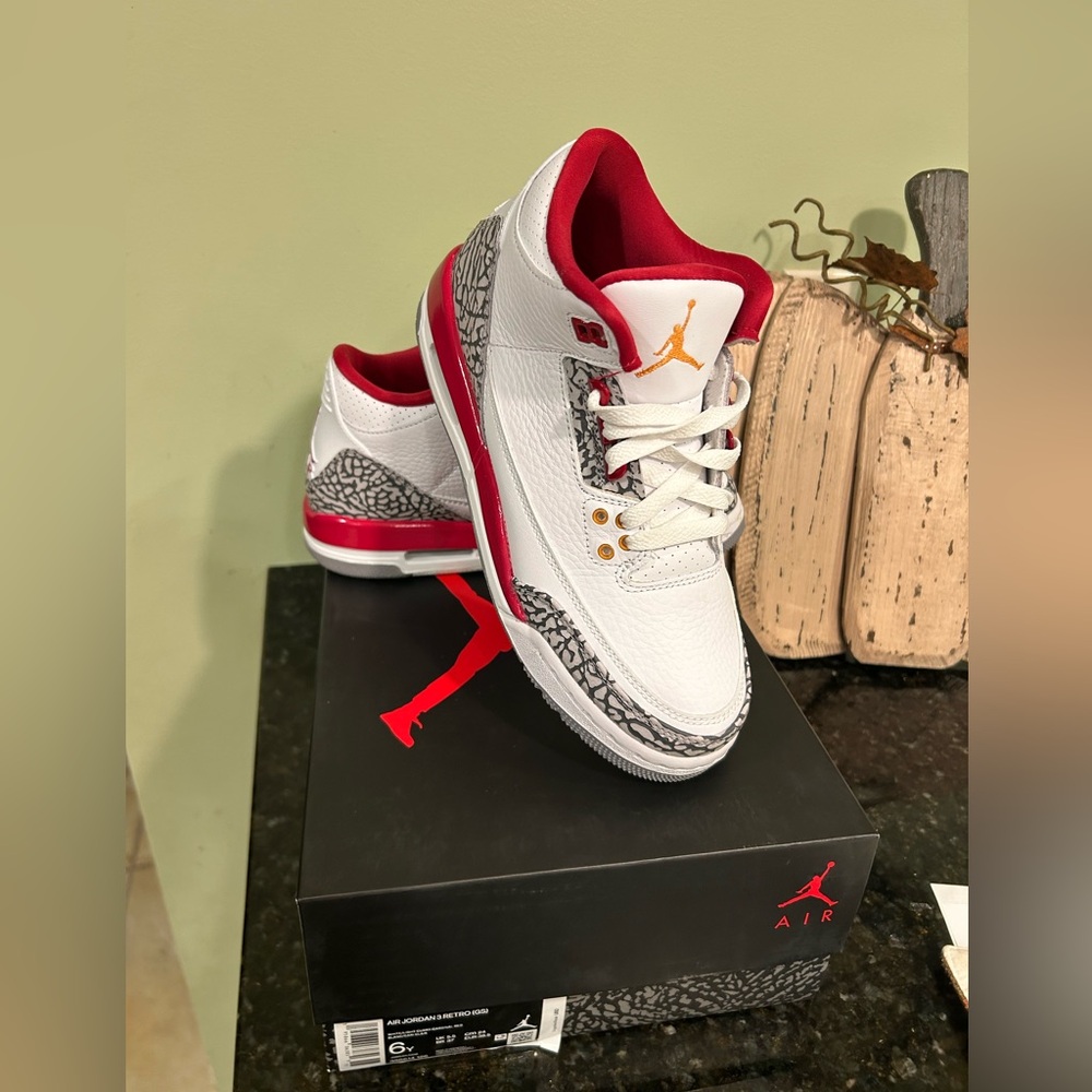 Jordans 3 Retro (GS) 6Y white/light curry-cardinal red blanc/cari Clair